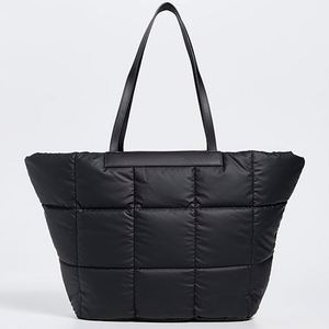 Grand sac fourre-tout noir en nylon imperméable pour femme, personnalisé, avec plusieurs poches, matelassé, poignée mate, fermeture éclair, idéal pour tous les voyages - Product Image 1