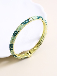 Bracelet à breloques superposées pour femme, style vintage, en laiton plaqué or, avec pétale en émail coloré à effet goutte d'huile, au design délicat et frais - Product Image 6