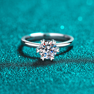 Elegante anillo de plata con moissanita de 2 quilates para compromiso de mujer - Product Image 3