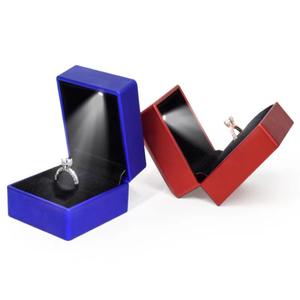 Caja de Joyería Cuadrada Mini de Cuero PU de Lujo con Interior Suave, Impresión de Logotipo Personalizado, para Anillo de Compromiso o Regalo de Aniversario - Product Image 4