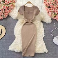 Vente en gros de robe pull coréenne à manches courtes pour femmes coupe ajustée robe tricotée à manches courtes décontractée couleur unie robe étreinte aux hanches