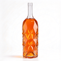 Bouteilles en verre transparent coupées avec liquide orange pour whisky, brandy, vodka, gin et présentation de bar moderne