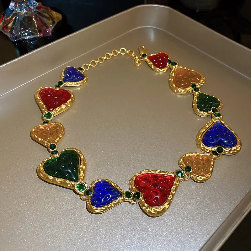 2024 Medieval Gold Palace estilo retro de alto grado sentido de la cadena del collar nuevo collar de corazón con volantes de color incrustado de diamantes