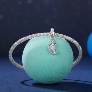 Amuleto de Luna Plateado con Incrustaciones de Ópalo y Estrellas de Diamantes, Joyería Romántica Unisex - Product Image 2