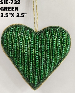 Adorno de pared o adorno navideño de terciopelo hecho a mano con forma de corazón, decorado con bordados tradicionales Zari con hilos dorados y cuentas. - Product Image 3