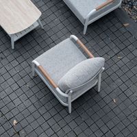 Ensemble moderne et simple de canapé-lit d'extérieur en aluminium avec table basse, finition grain de bois, pour parc, balcon, cour, jardin, hôtel