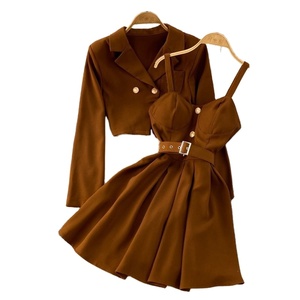 Completo Retrò da Donna con Giacca Corta e Gonna a Fascia Senza Spalline per un Look Ringiovanente - Product Image 1