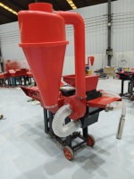 Nouvelle machine à fabriquer l'alimentation pour vaches laitières, à grande capacité (2 tonnes/h), intégrant une trancheuse à ensilage automatique à bande transporteuse, un broyeur par frottement et un cyclone.