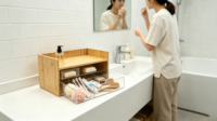 Boîte de rangement pour maquillage en bambou avec tiroirs en acrylique à compartiments, organiseur cosmétique à 2 niveaux pour vanité, rangement pour rouges à lèvres, pinceaux, soins de la peau, commode et bureau