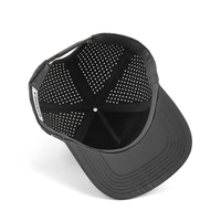 Casquette de baseball personnalisée de performance sportive, 5 panneaux, 100% polyester, logo en caoutchouc PVC, imperméable, découpée au laser, perforée, courbée