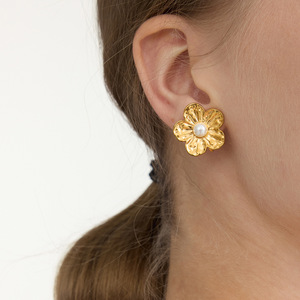 Boucles d'oreilles à clipser en forme de fleur, plaquées or 18 carats, incrustées de perles, en acier inoxydable, pour un usage quotidien - Product Image 2