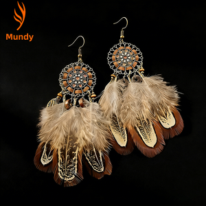 Boucles d'oreilles fantaisie rétro bohèmes à plumes et pompons, boucles d'oreilles attrape-rêves en filigrane pour festival de musique - Product Image 3
