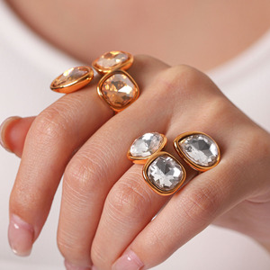 Joias H&C que não mancham, anel de aço inoxidável banhado a ouro 18K com três pedras, formato de gota e quadrado, zircônia cúbica, anel aberto para mulheres e homens - Product Image 3