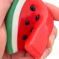 Jouet Squishy Pastèque Needoh – Tranche de Fruit Réaliste en Gel Doux à Presser – Jouet Sensoriel Anti-Stress – Cadeau pour Enfants et Adultes – Idéal pour le Bureau
