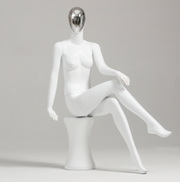 Mannequin de vitrine de magasin de vêtements moderne pour femme, corps entier, couleur personnalisée, support en fibre de verre, pose assise, en promotion