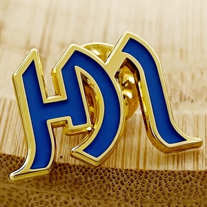 Spilla da bavero in lega di zinco dorata con smalto morbido blu, lettera intagliata, distintivo in metallo, spilla a farfalla, gioiello personalizzabile con logo - Vendita all'ingrosso - Product Image 1