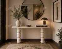 Table console moderne YUSHI Wabi-sabi en travertin avec pieds sculpturaux en orb superposés, table d'entrée pour projets de design haut de gamme