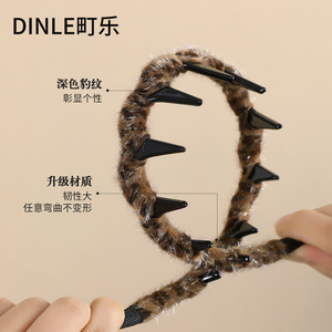 Diadema con estampado de leopardo Dinle, color oscuro, con dientes antideslizantes, accesorio para el cabello de mujer, otoño invierno, corona alta - Product Image 1