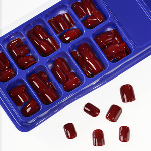 Faux ongles à presser courts ovales couleur vin rouge uni - Élégants et minimalistes pour les fêtes de Noël - Product Image 4
