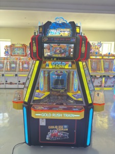 Grande machine de jeu à monnayeur pour quatre joueurs, type Gold Rush Train, avec jeu de lancer de pièces - Product Image 3