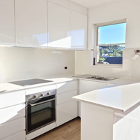 Meuble de cuisine moderne personnalisable à panneaux plats, construction en contreplaqué, finition laquée, avec robinet, évier et crédence, pour villa
