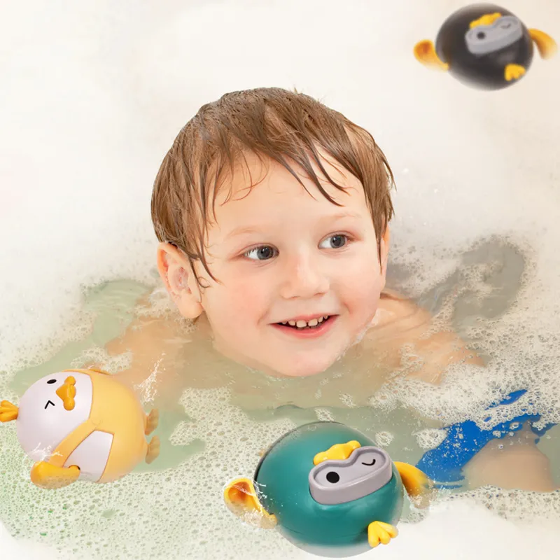 2023 جديد السباحة بطة حمام لعبة لطيف الكرتون الرياح حتى الرباط الحبيب الملونة اللعب المياه حوض استحمام للاستخدام في الحمام لعب للطفل