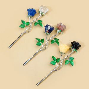 Ornement en cristal naturel sculpté en forme <span class=keywords><strong>de</strong></span> <span class=keywords><strong>rose</strong></span> à double tête, <span class=keywords><strong>rose</strong></span> en cristal avec feuilles vertes pour la décoration <span class=keywords><strong>de</strong></span> la maison - Product Image 1