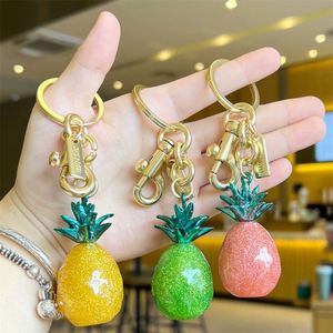 พวงกุญแจเรซิ่นรูปสับปะรด สีชมพู เขียว เหลือง สำหรับกระเป๋าและกุญแจรถ ของตกแต่งพวงกุญแจแฟชั่น รับสั่งทำจำนวนมาก - Product Image 1