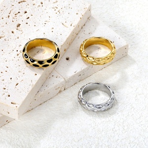Anillos de Moda al por Mayor de Acero Inoxidable con Baño de Oro de 18K, Resistentes al Agua, con Textura Martillada, Joyería para Mujer, Anillos de Boda - Product Image 4