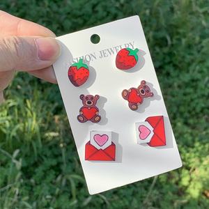 Romantique brillant fraise <span class=keywords><strong>ours</strong></span> lettre <span class=keywords><strong>d</strong></span>'amour acrylique <span class=keywords><strong>trois</strong></span> pièces ensemble nouvelles boucles <span class=keywords><strong>d</strong></span>'oreilles à la mode pour la Saint-Valentin - Product Image 6