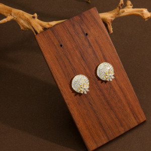 Pendientes de tuerca de circonita chapados en oro de cobre para mujer, joyería de moda al por mayor, de lujo, con circonitas cúbicas en forma de corazón, triángulo, redondo y estrella. - Product Image 5