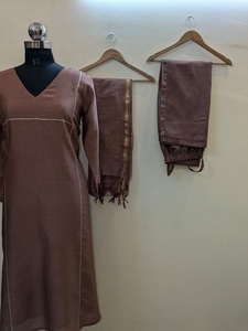 Ensemble assorti Kurta et pantalon Chanderi avec dupatta en organza et bordure Zari – Tenue traditionnelle pour femme pour les fêtes et les occasions - Product Image 1