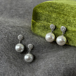 Orecchini a Perno Geometrici Rotondi con Perle Finte per Donne, Gioielli Eleganti e alla Moda - Product Image 1