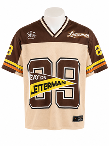 เสื้อเจอร์ซีย์สไตล์อเมริกันเรโทร พิมพ์ลายแบบซับลิเมชั่นตามสั่ง โลโก้และลวดลายตามสั่ง เสื้อกีฬาระบายอากาศดี ขายส่งสำหรับวันแข่งขันและใส่ลำลอง - Product Image 5
