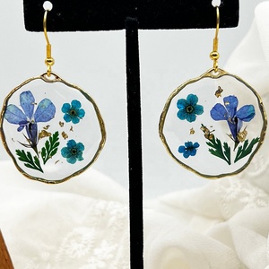 Bijoux en résine style vintage mignons Ensemble de boucles d'oreilles et colliers avec pendentifs circulaires irréguliers en or et fleurs pressées bleues - Product Image 3
