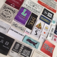 Étiquettes textiles personnalisées en soie sérigraphiée avec logo 3D, tissées en damassé haute densité, écologiques, à bords découpés au laser, de qualité supérieure
