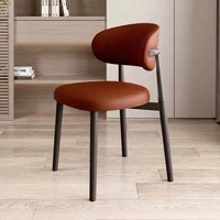 Chaise de salle à manger moderne en cuir à dossier incurvé, style luxe léger, avec pieds en métal noir, chaise d'appoint rembourrée pour la maison, la salle à manger, le café, le restaurant