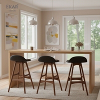 Tabouret de bar sculptural en noyer EKAR Oslo avec siège en cuir noir profilé