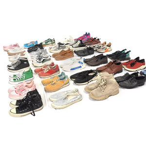 Zapatillas de Baloncesto Gracer de Gamuza Acolchadas de Caña Alta, Color Negro y Gris, Unisex, Usadas, de Segunda Mano - Product Image 2