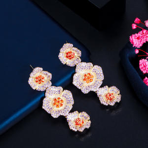 Boucles d'oreilles roses plaquées or 18 carats pour femmes, bijoux élégants et longs en zircon cubique - Product Image 3