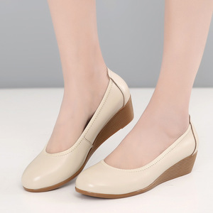 Chaussures à talons compensés confortables en cuir à bout rond pour femmes, idéales pour le bureau - Product Image 3