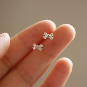 Élégantes boucles d'oreilles clous en argent sterling plaqué or 14 carats avec mini nœud papillon et zircon, idéales pour mariage, anniversaire, fiançailles et cadeau - Product Image 1
