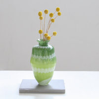 Collection de vases urnes en verre soufflé à la main avec motif vague tourbillonnante blanche, ombré vert, style rustique organique, pour décoration de mariage et de maison, vente en gros