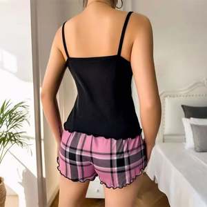 Pijama de lujo de verano para mujer ODM, conjunto casual de moda con cintura elástica, estampado de letras, pantalones cortos a cuadros y tirantes para dormir en casa. - Product Image 3