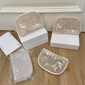 Bolsa de Cosméticos Abierta/Cerrada de Moda para Mujer, Nueva con Bordado de Mariposa, Material de Malla Práctico para Guardar Artículos de Aseo y Dulces - Product Image 1