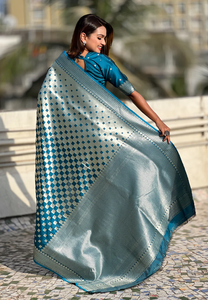 ผ้าไหมบาแนราซีเนื้อนุ่ม สีน้ำเงิน ประดับด้วยงานปักดิ้นทอง 3 มิติ โดดเด่น เหมาะสำหรับงานแต่งงานและงานเทศกาล ด้วยดีไซน์ 3 มิติ ให้ความสง่างามแบบดั้งเดิมเหนือกาลเวลา - Product Image 2