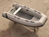 Bateau semi-rigide en PVC de 330 cm avec coque en aluminium soudée professionnelle 2026, design en V profond, moteur hors-bord 30-35 nœuds pour la pêche, la croisière et les loisirs en famille