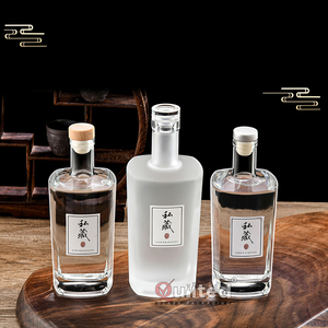 Botellas de Licor Vacías de Vidrio Blanco de Alta Calidad de 500ml/750ml con Tapa de Corcho Esmerilado Negro Mate y Logotipo Personalizado en Relieve para Vodka y <span class=keywords><strong>Whisky</strong></span> - Product Image 4