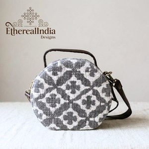 Sac bandoulière rond beige artisanal en coton tissé, style bohème, petit sac, fournisseur en gros, export Inde - Product Image 1
