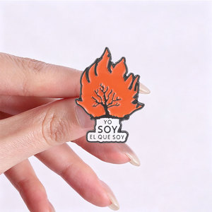 Broche émaillée 'Yo Soy El Que Soy' avec illustration biblique religieuse 'Burning Bush', flamme <span class=keywords><strong>orange</strong></span> et quatre personnages enflammés, bijou - Product Image 2